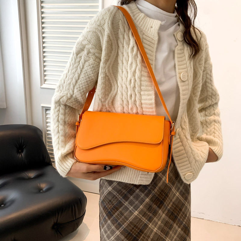 JASMINE CURVE SHOULDER BAG