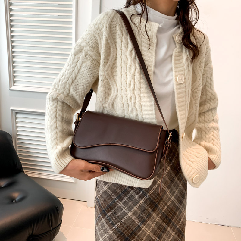 JASMINE CURVE SHOULDER BAG