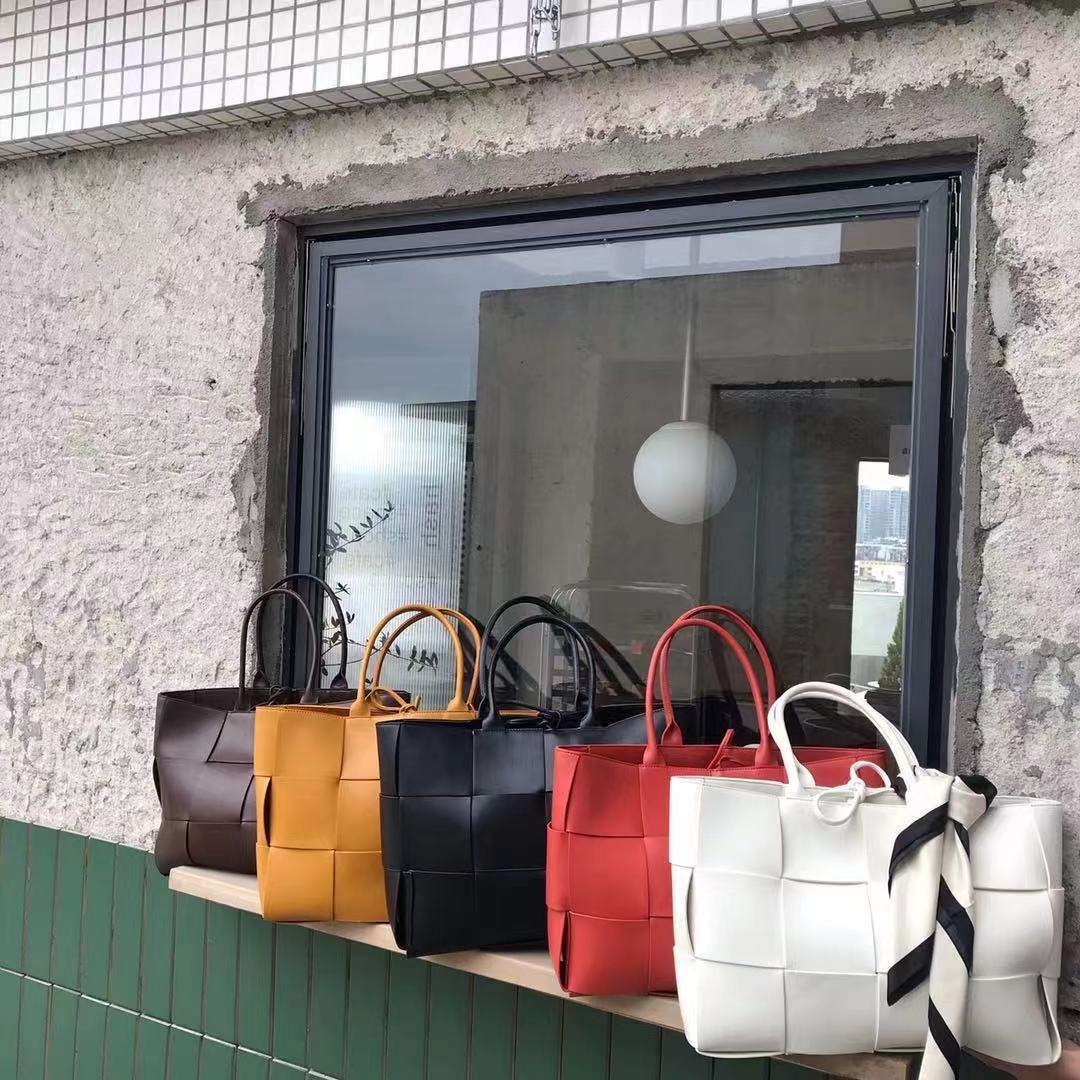 SAVANNAH WOVEN TOTE BAG