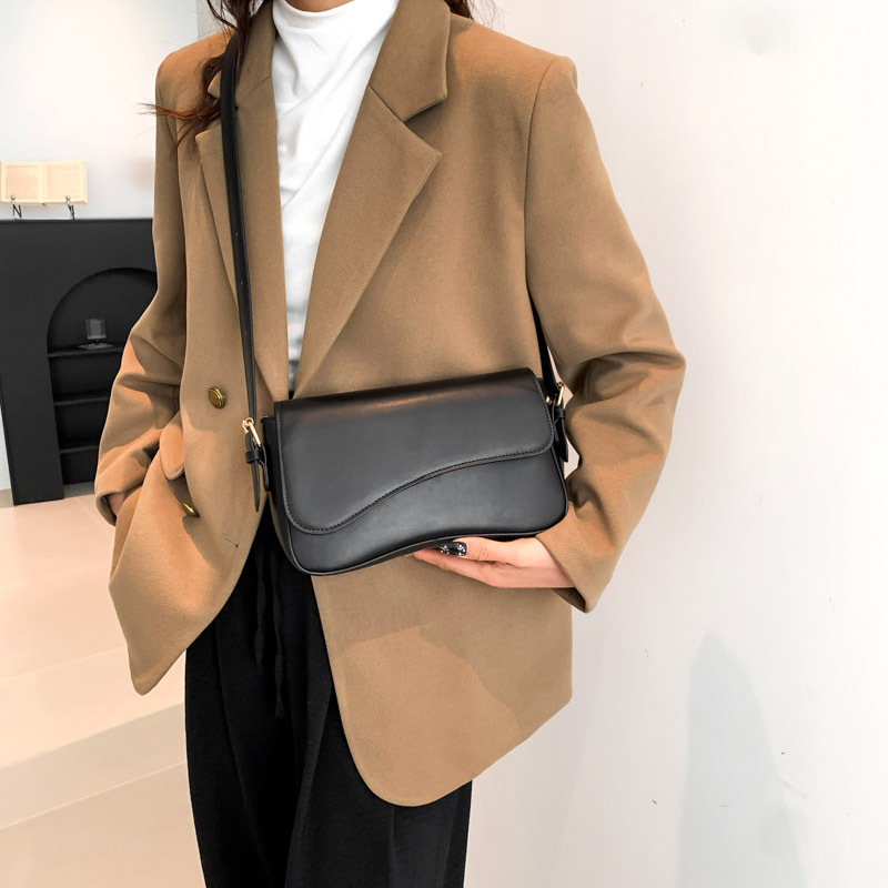JASMINE CURVE SHOULDER BAG